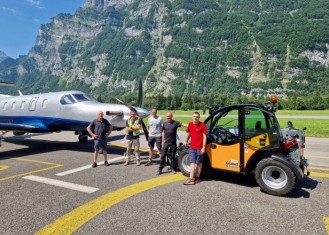 Auslieferung eines Teleskopladers auf den Flugplatz