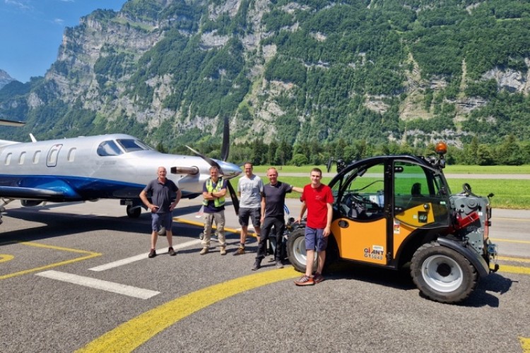 Auslieferung eines Teleskopladers auf den Flugplatz